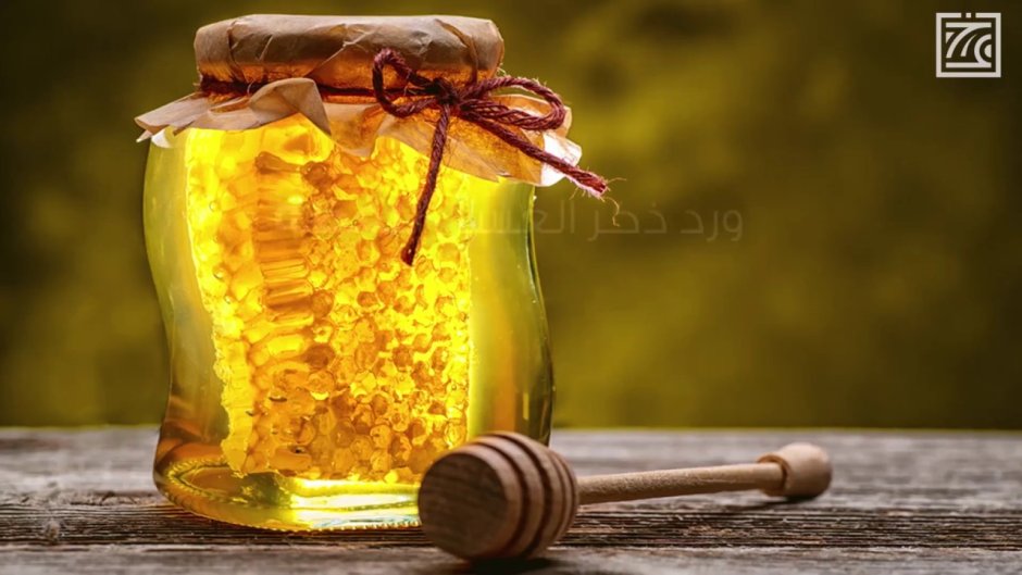 Мед на деревянном столе