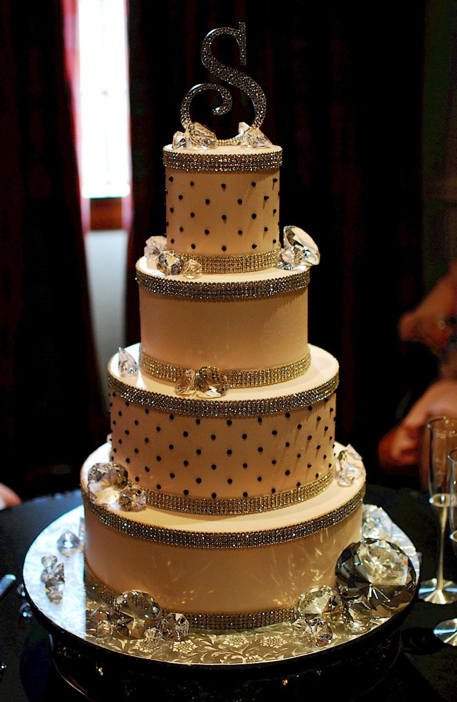 Свадебный торт с бриллиантами