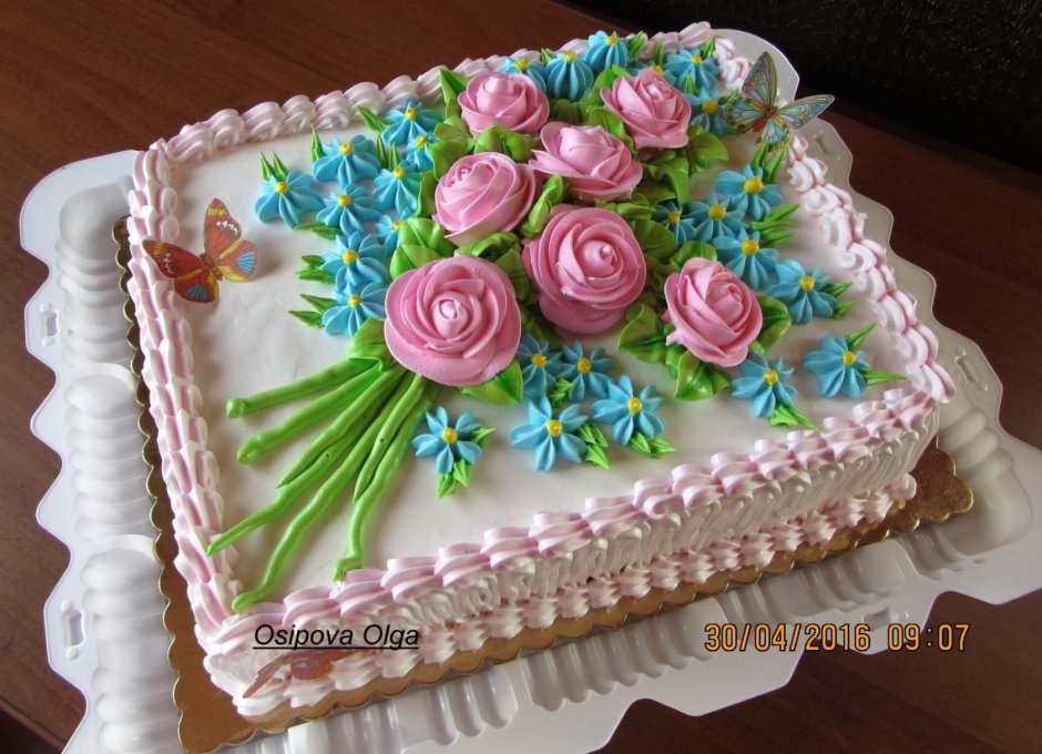 Прямоугольный торт с цветами из крема