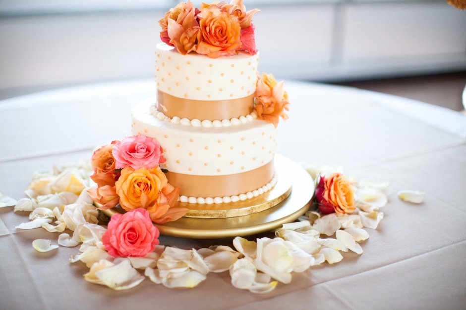 Прямоугольный торт с цветами из крема