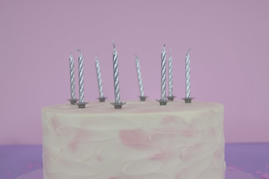 Торт с серебряными свечами