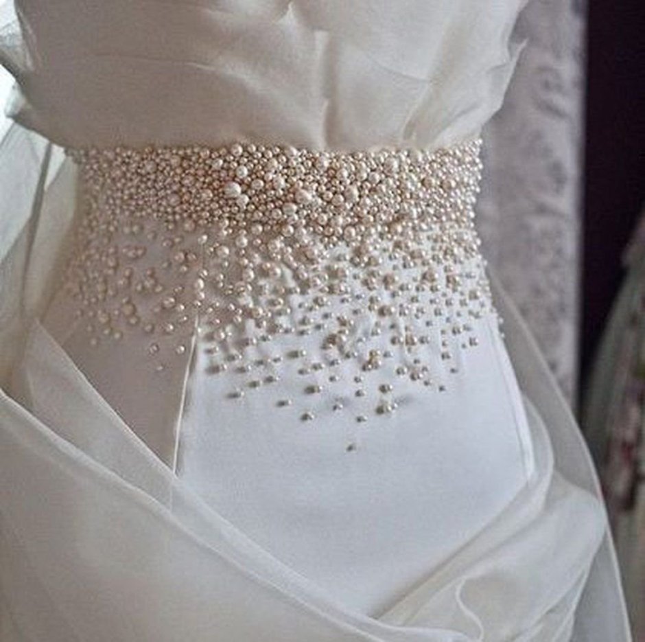Свадебное платье с бантами на плечах