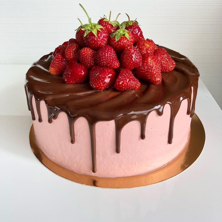 Украшение шоколадного торта ягодами