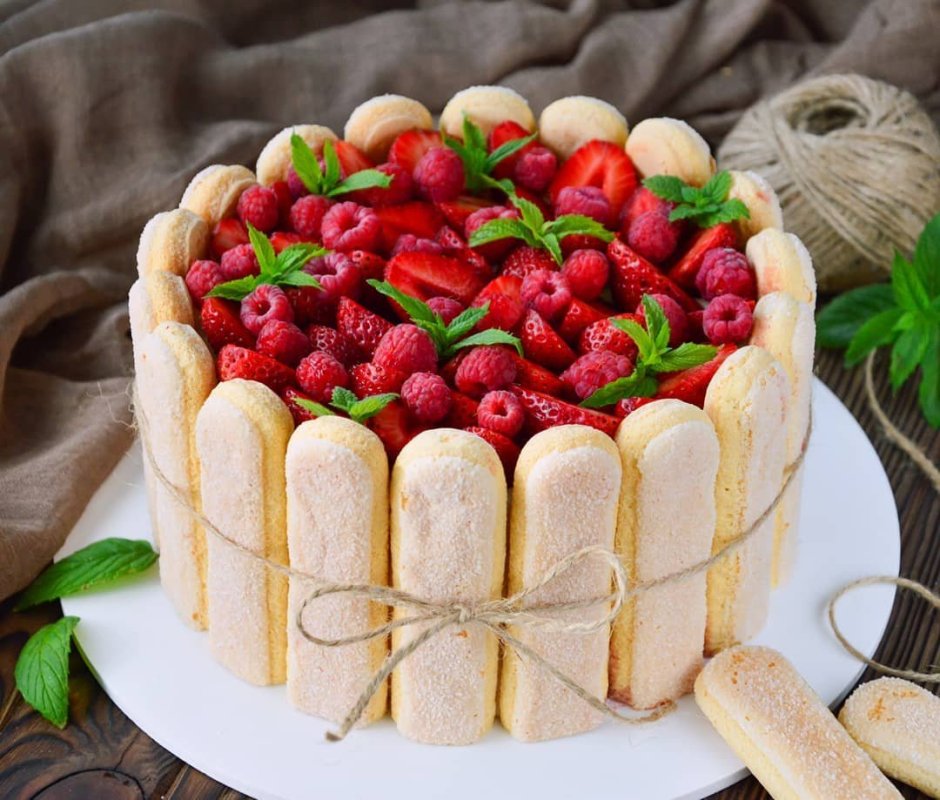 Украшение торта ягодами с надписью