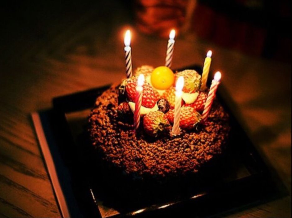 Торт со свечками на столе