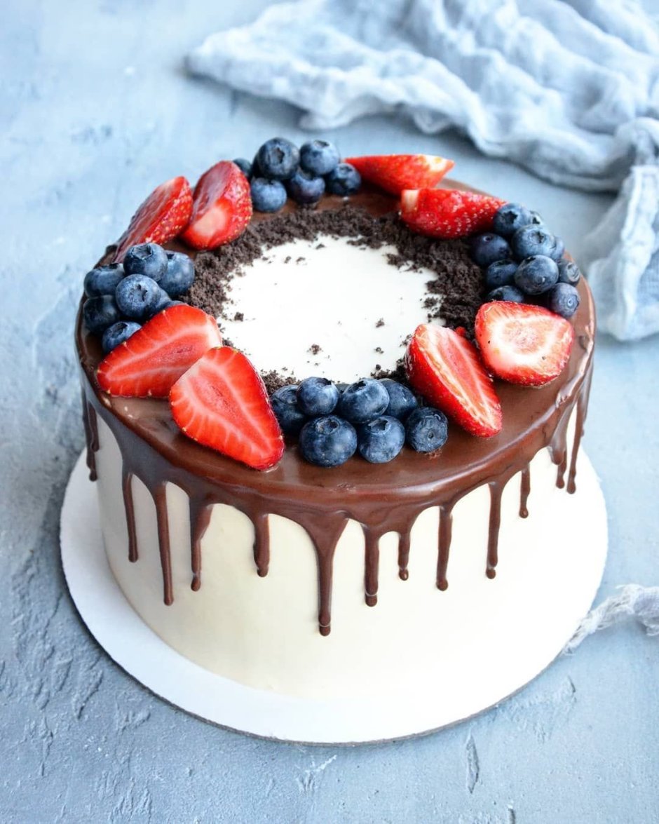 Украшение торта голубикой и шоколадками