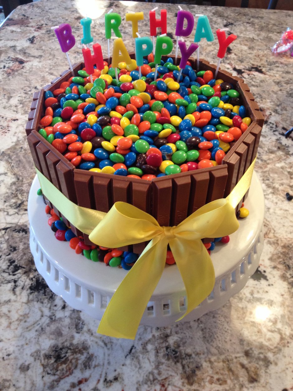 Тортик для мальчика со сладостями
