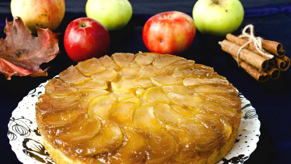 Заливной пирог с карамелизированными яблоками
