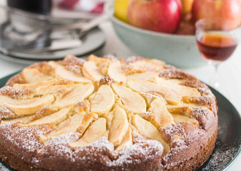 Праздничный пирог с яблоками