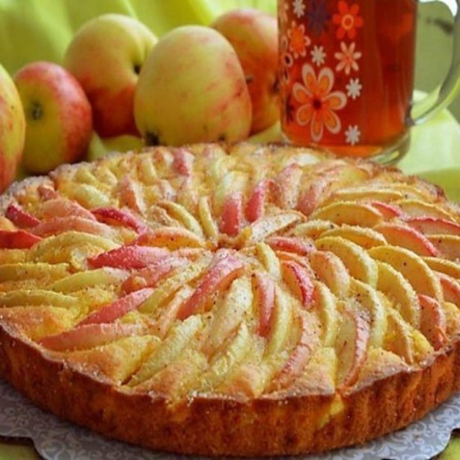 Красивый пирог с яблоками