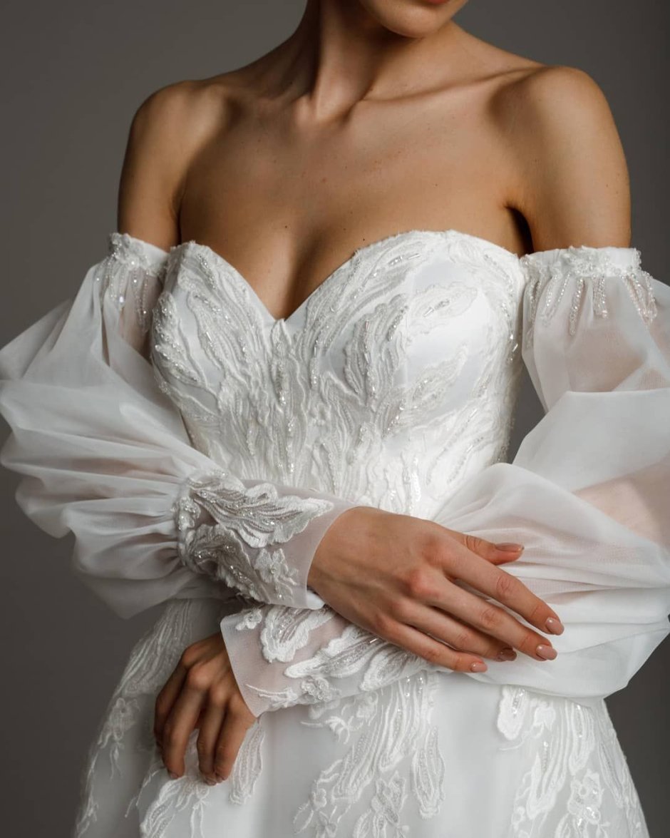 Свадебное платье со спущенными плечами