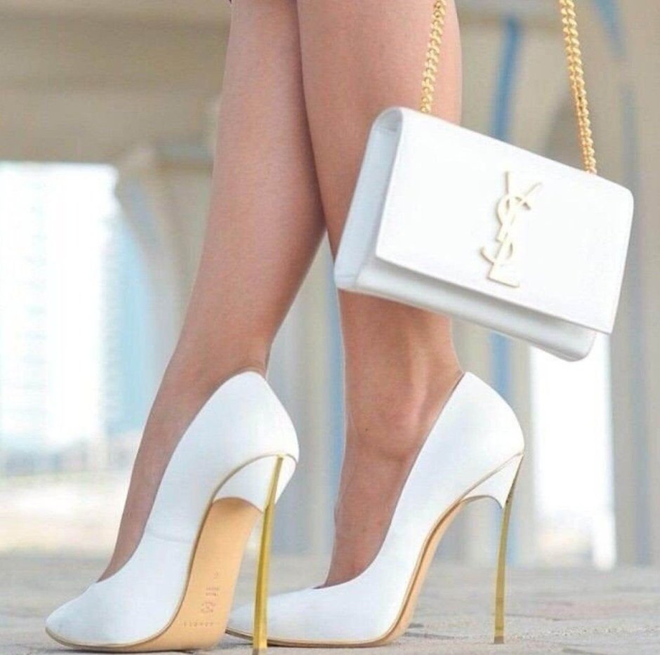Красивые белые туфли