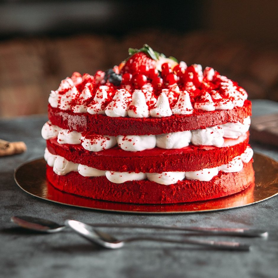 Украшение красного торта