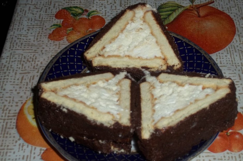 Треугольный торт из печенья и творога