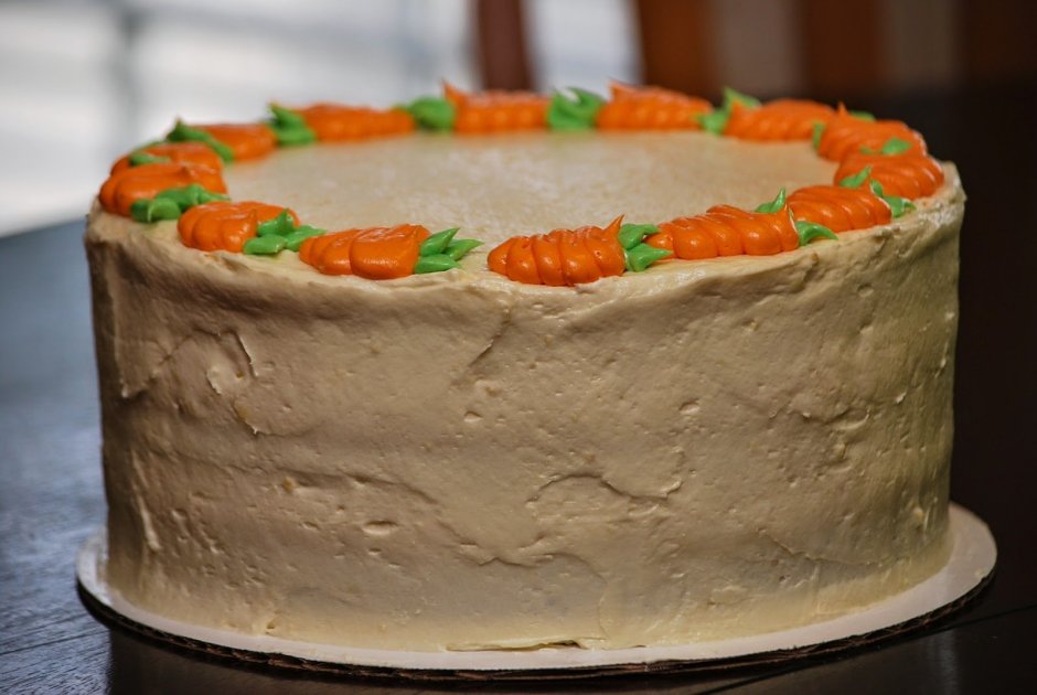 Украшение торта морковью