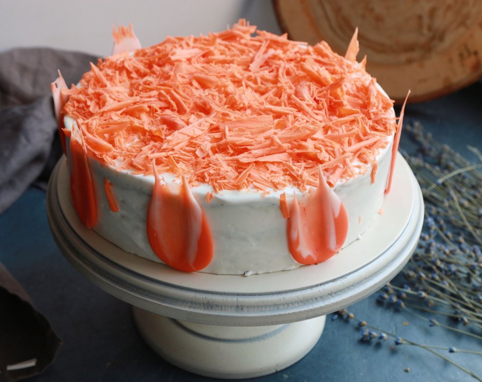 Торт украшенный морковками