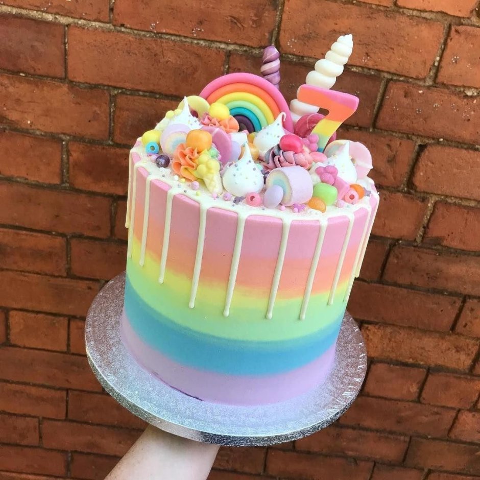 Детский торт с разноцветными коржами