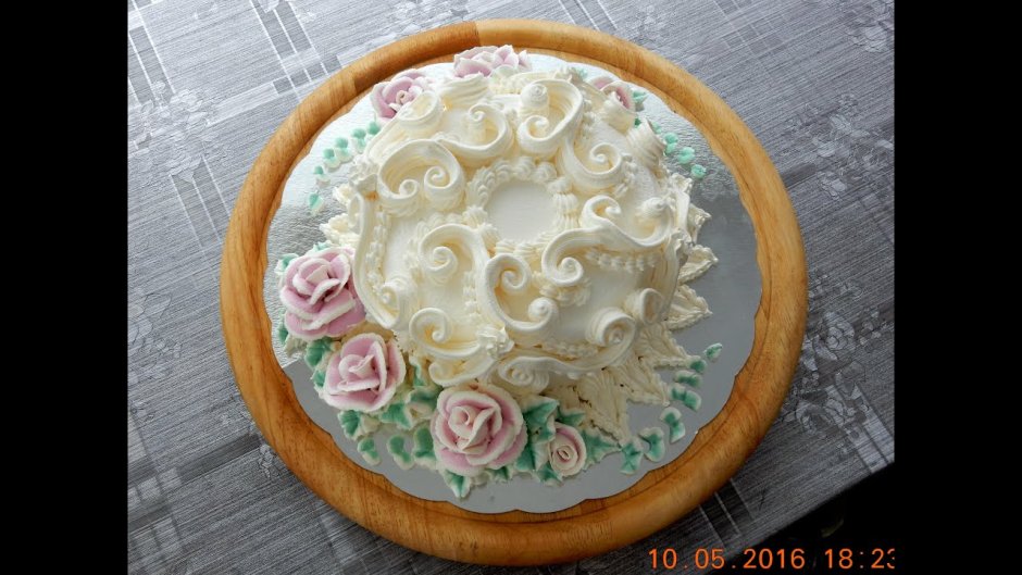 Торт маленький украшенный заварным кремом