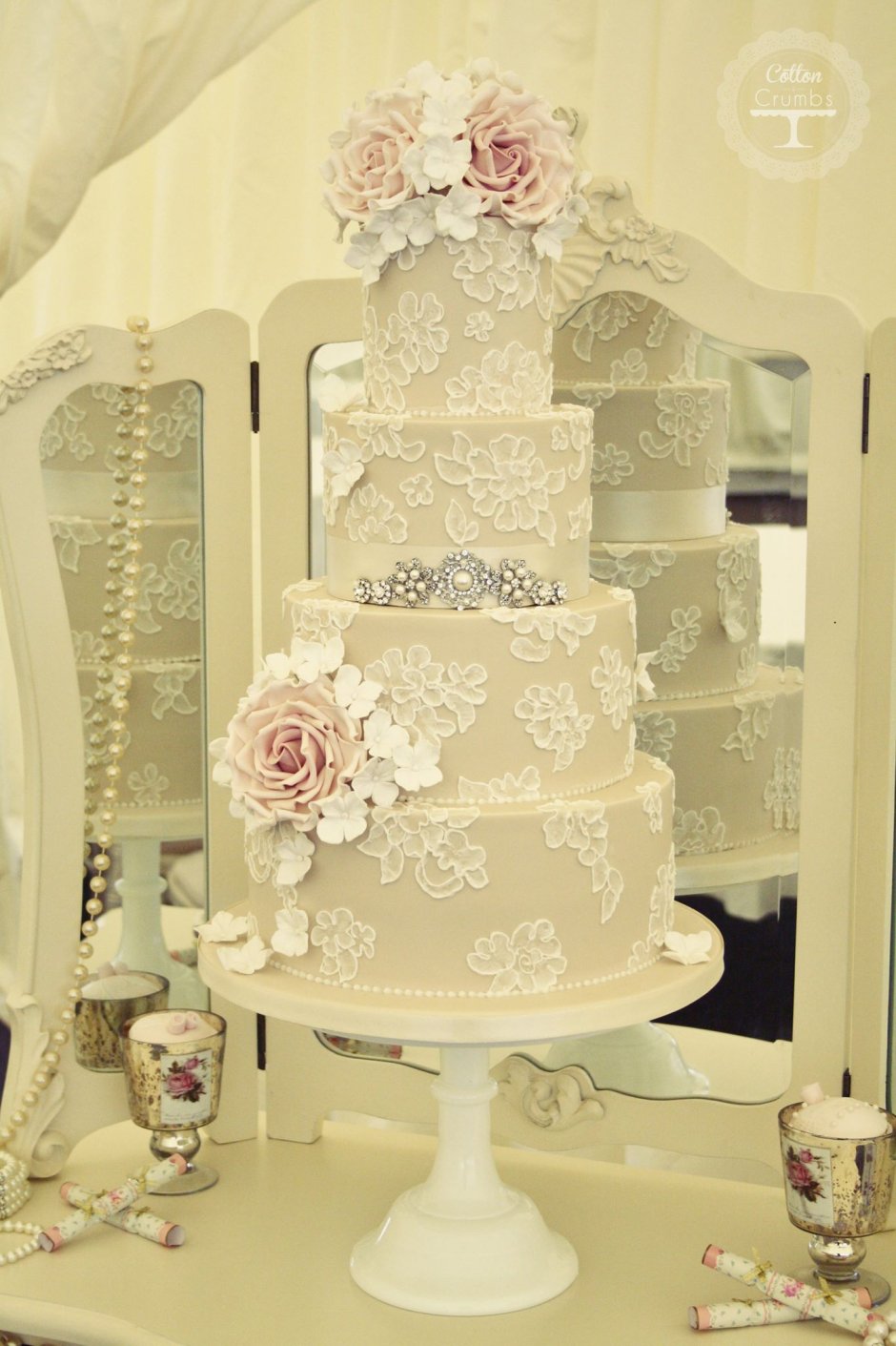 Свадебный торт с кружевами