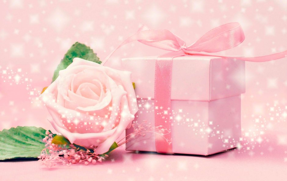 Подарок на розовом фоне
