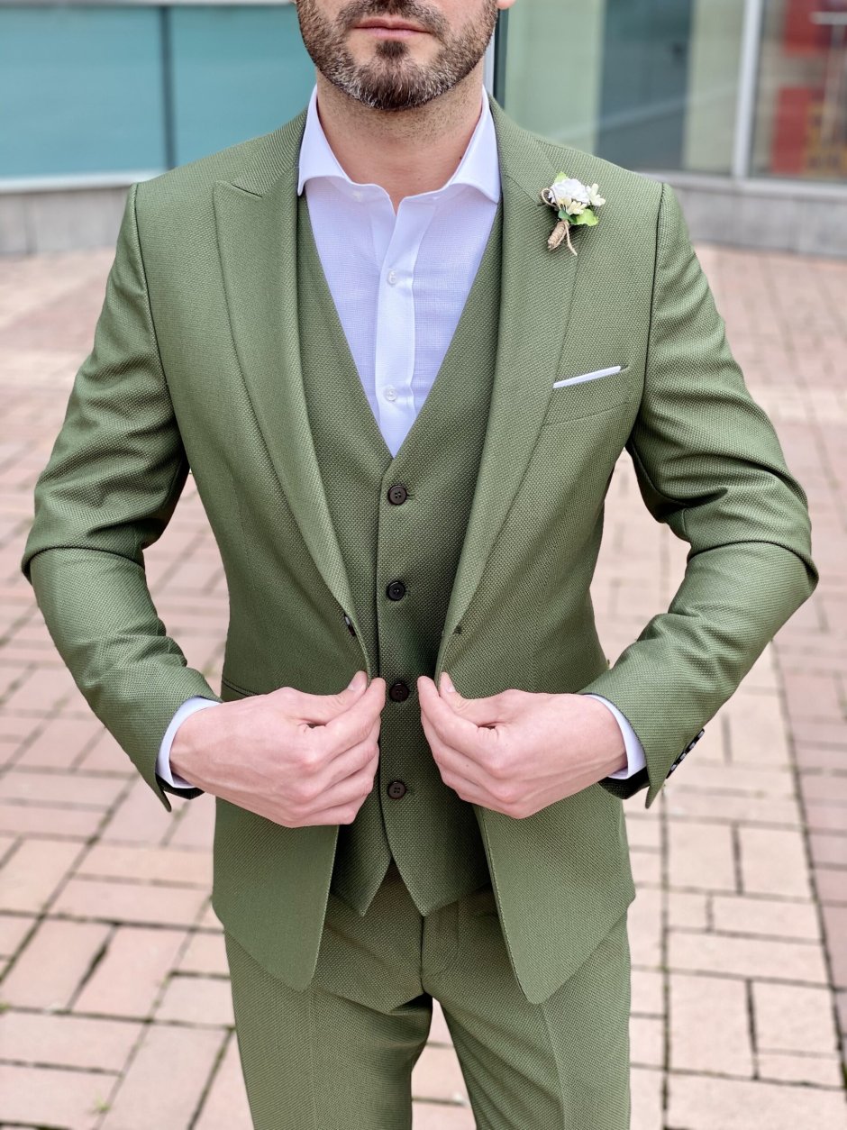 Мужской костюм с зеленым галстуком