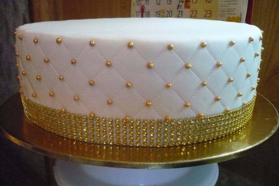 Торт белый с золотом одноярусный