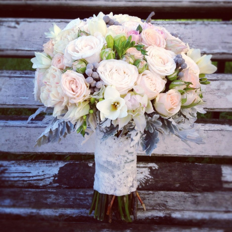 Свадебные букеты из пионовидных роз для невесты