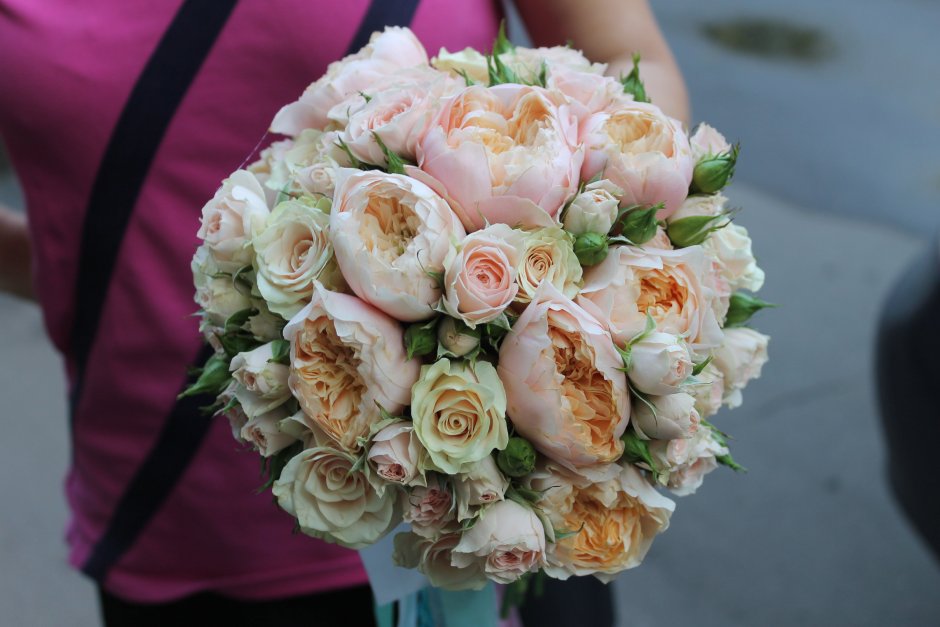 Кустовая пионовидная роза в свадебном букете