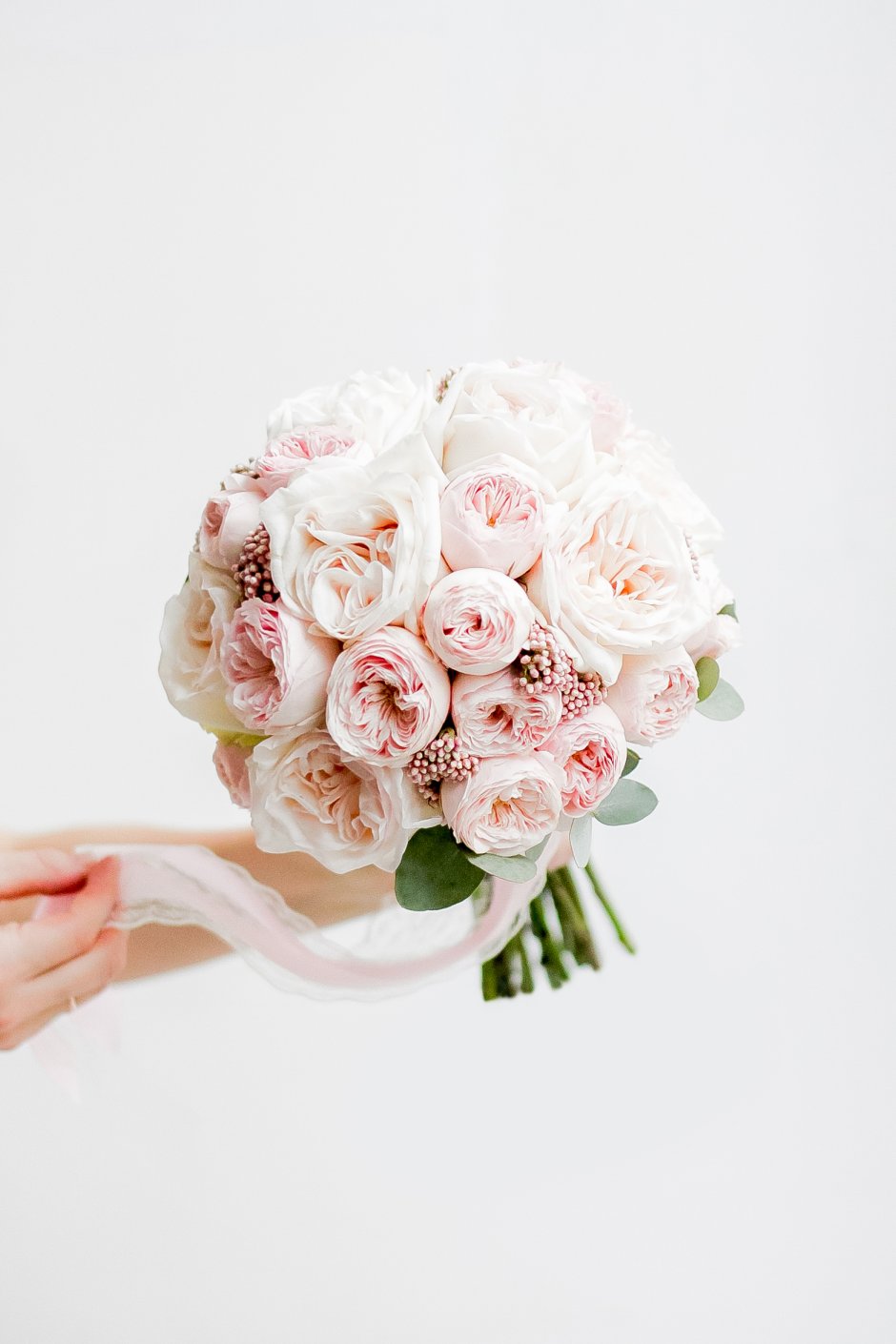 Свадебный букет из пионовидных роз белый