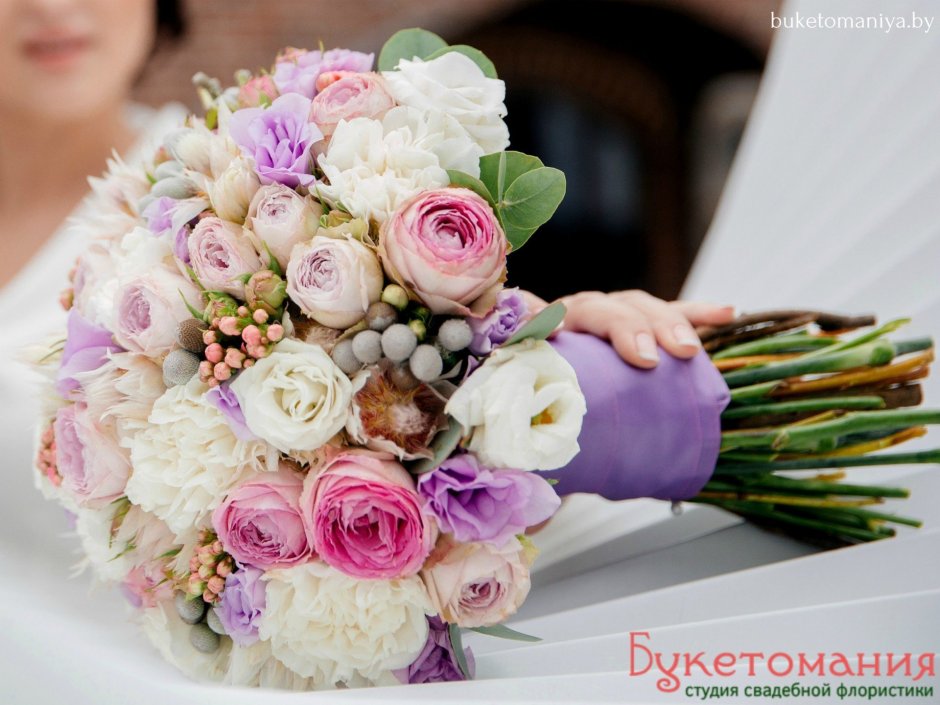 Букет невесты из пионовидных роз и эустомы