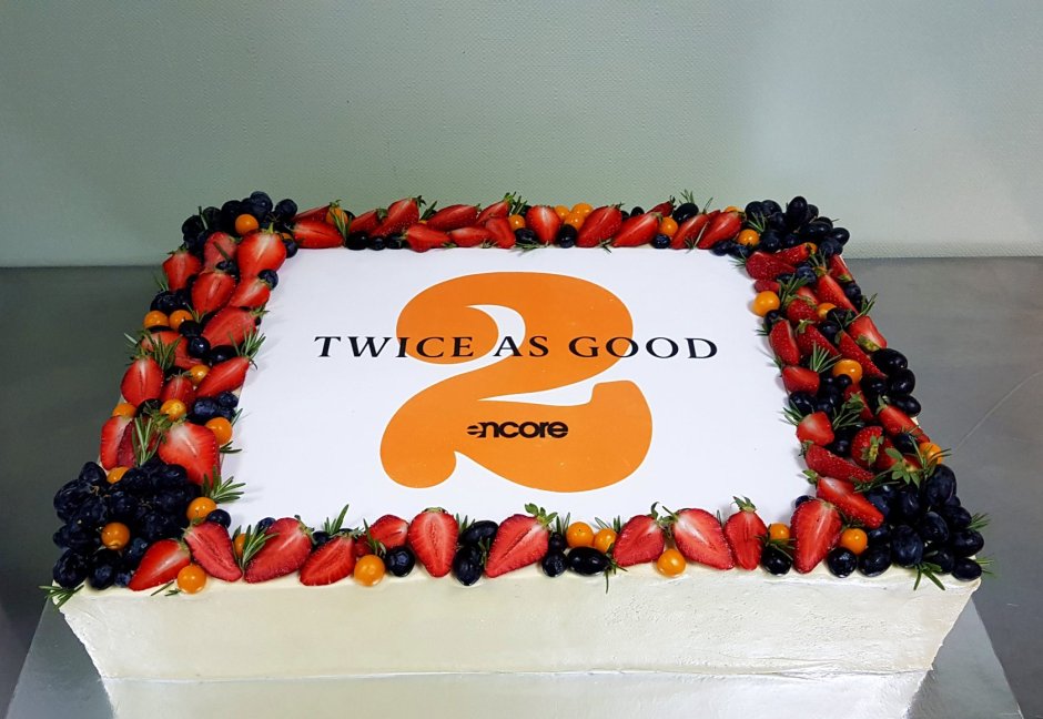 Торт для компании с логотипом стильный