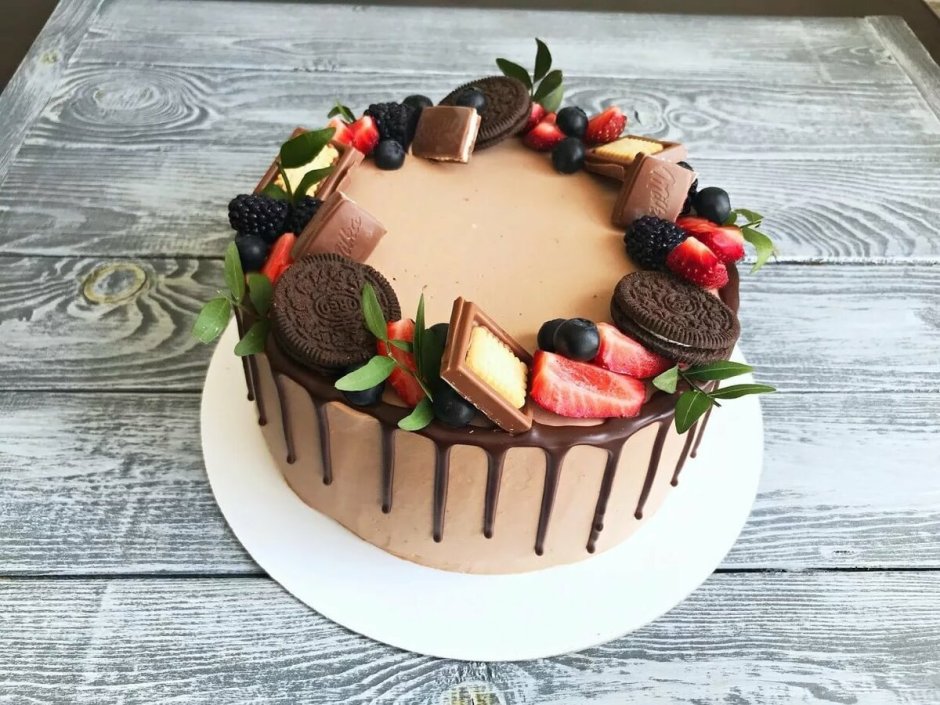 Шоколадный торт с белым кремом