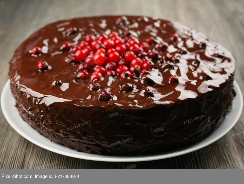 Украшение шоколадного торта клюквой