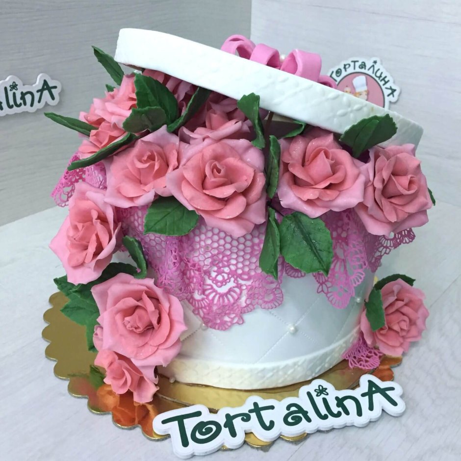 Торт в виде приоткрытой коробки с цветами