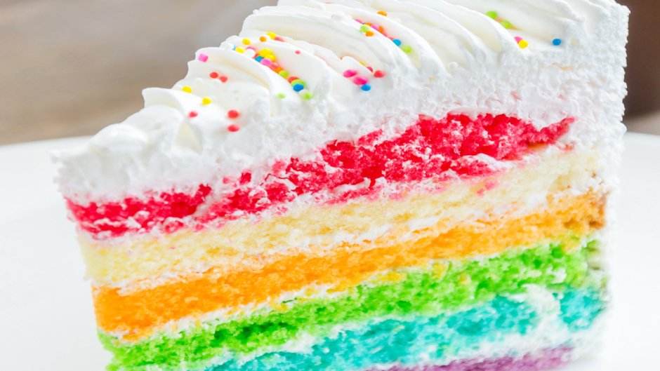 Белый торт с разноцветными брызгами