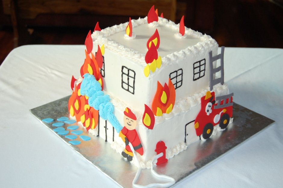 Торт с пожарной машиной из пряника