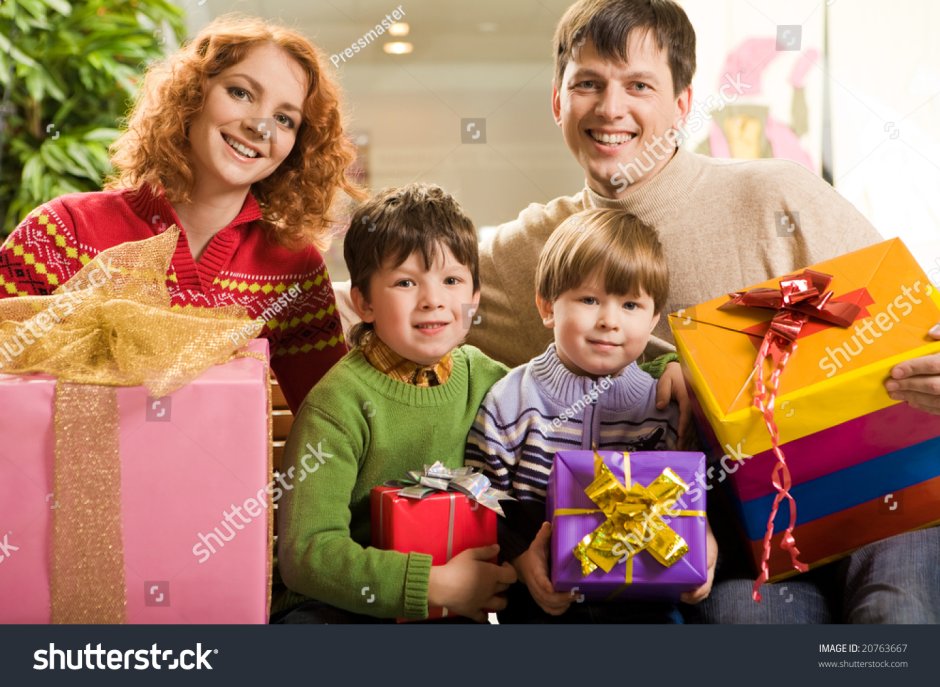 Счастливая семья с подарками