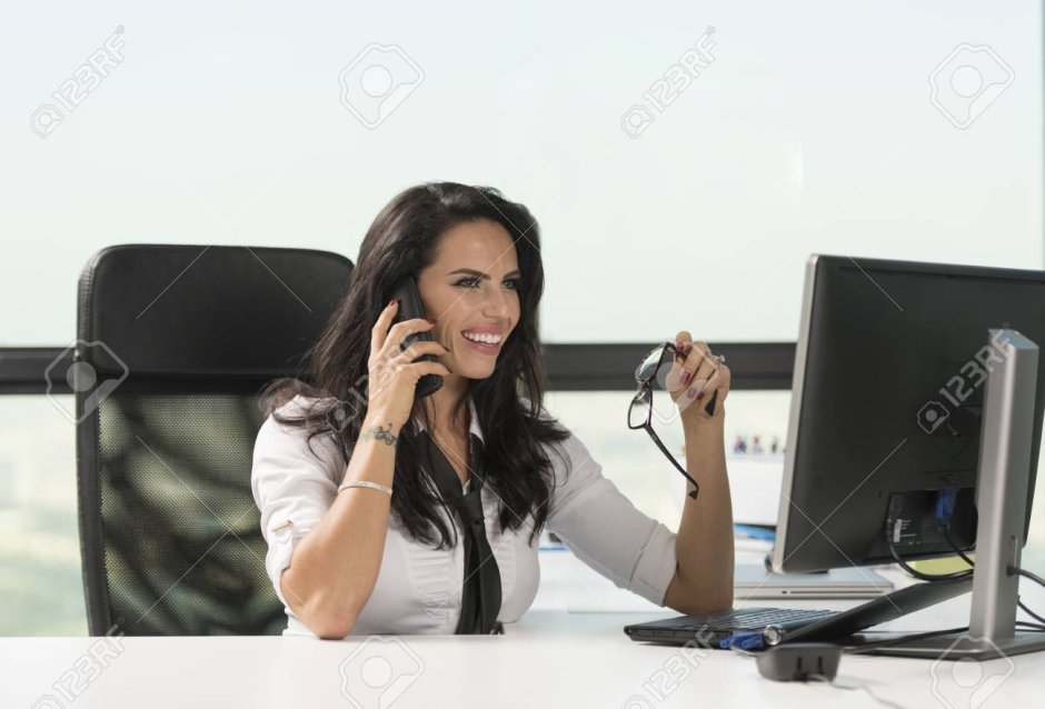 Женщина с телефоном под столом