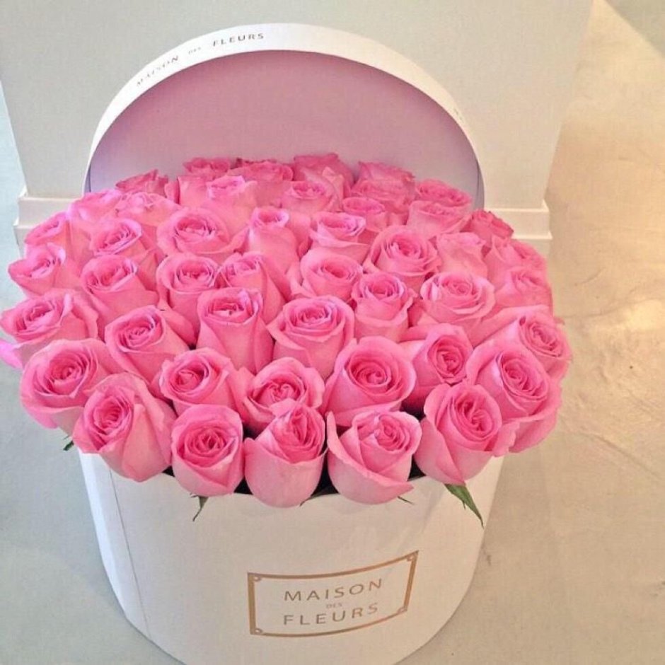 Розовые розы в коробке