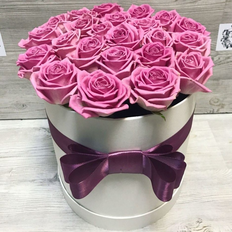 Красивые цветы розы в коробке