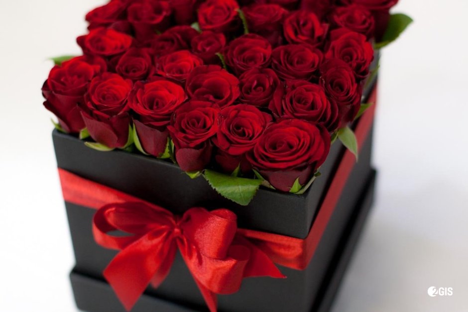 С днём рождения розы в коробке