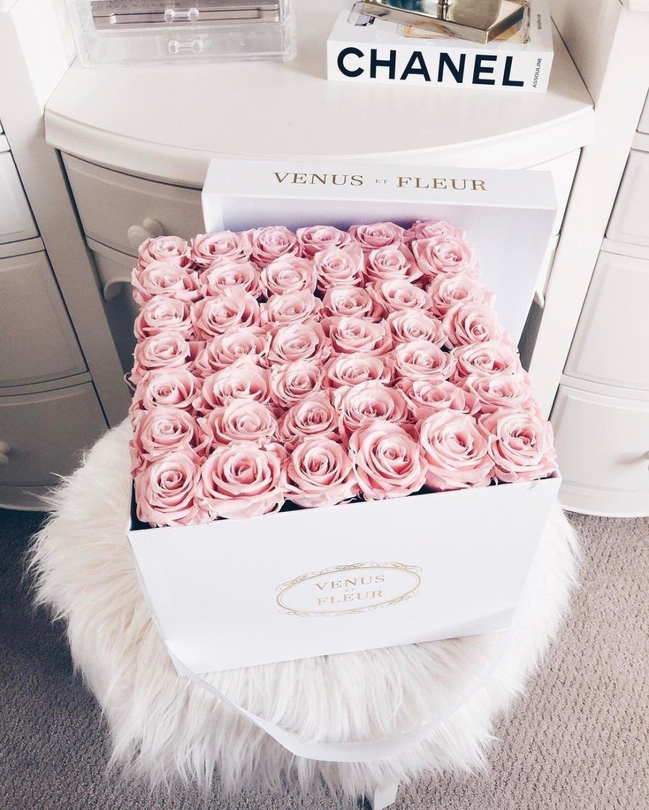 Розовые розы в красивой коробке