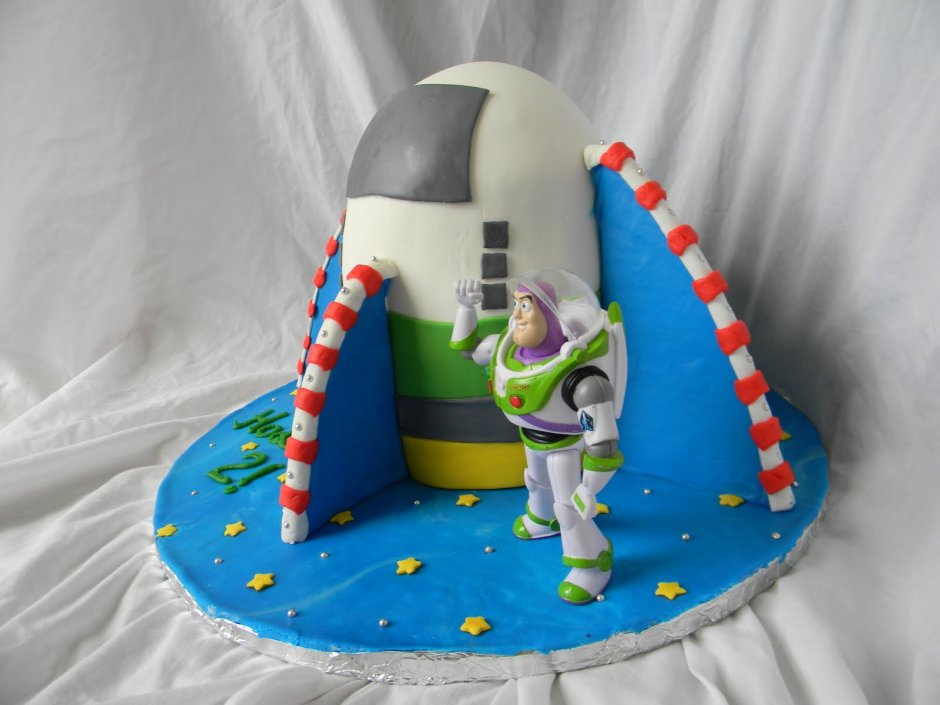 Торт в виде космического корабля