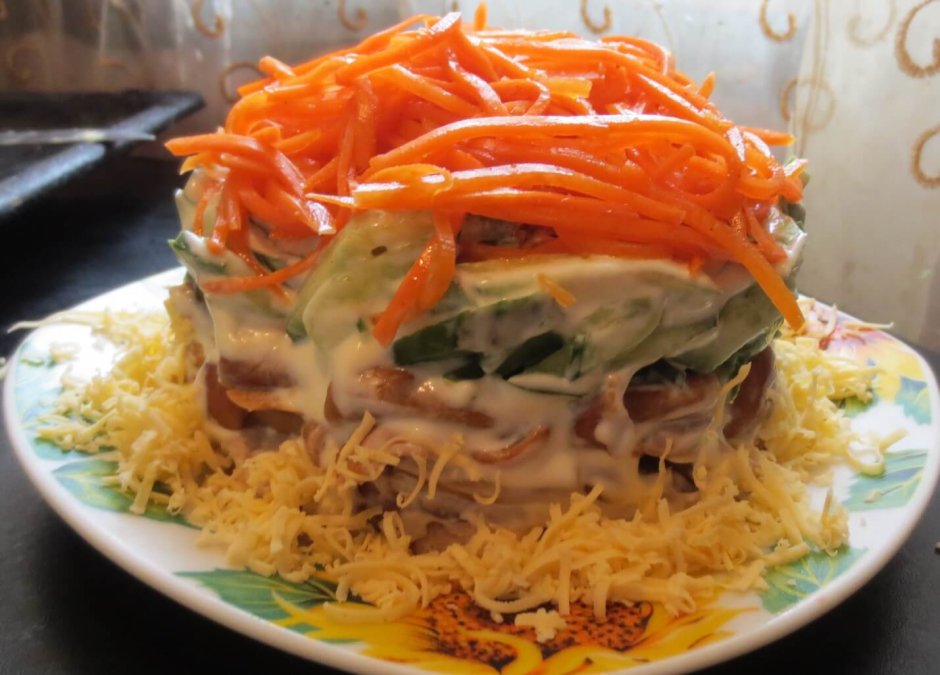 Салат Рыжик с корейской морковью и грибами