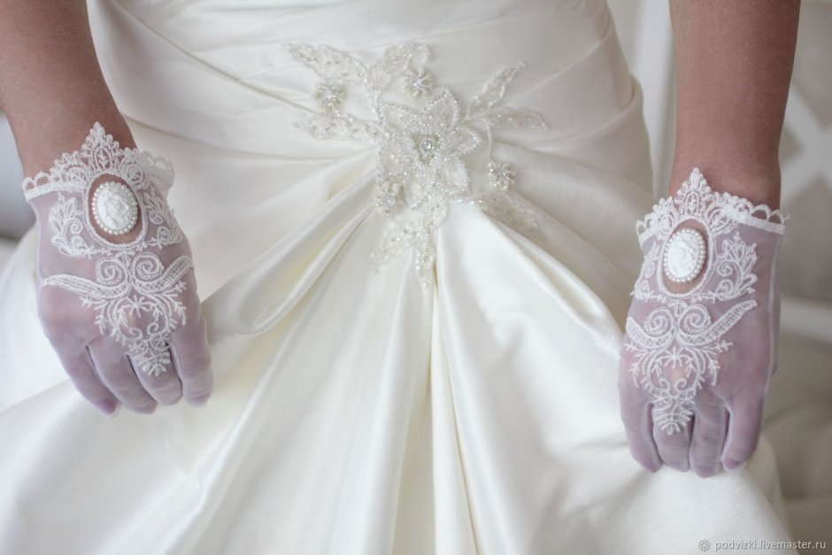 Атласное свадебное платье с перчатками