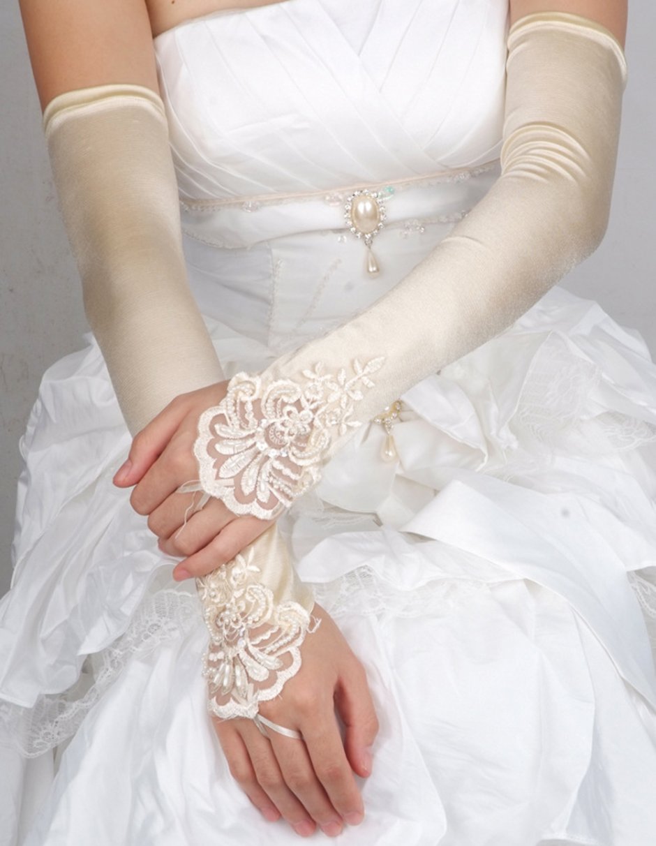 Белое платье с перчатками
