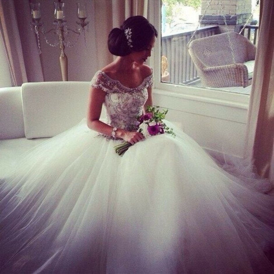 Красивая девушка в свадебном платье