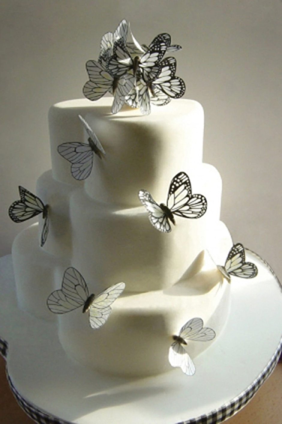 Бабочки на торте на проволоке
