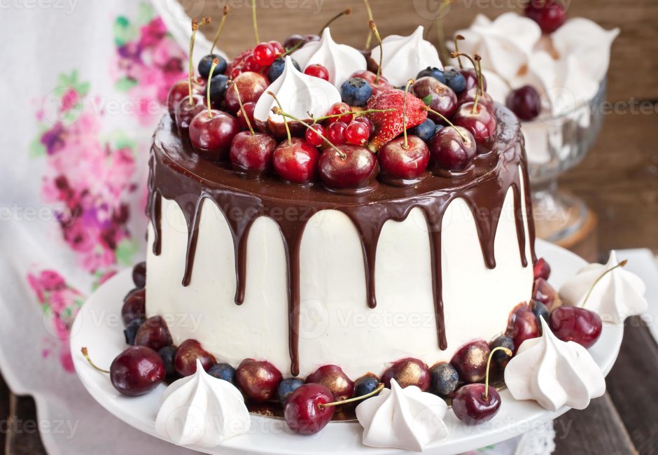 Украшение торта ягодами шоколадом и безе