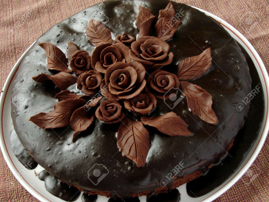 Украшение торта шоколадными розами